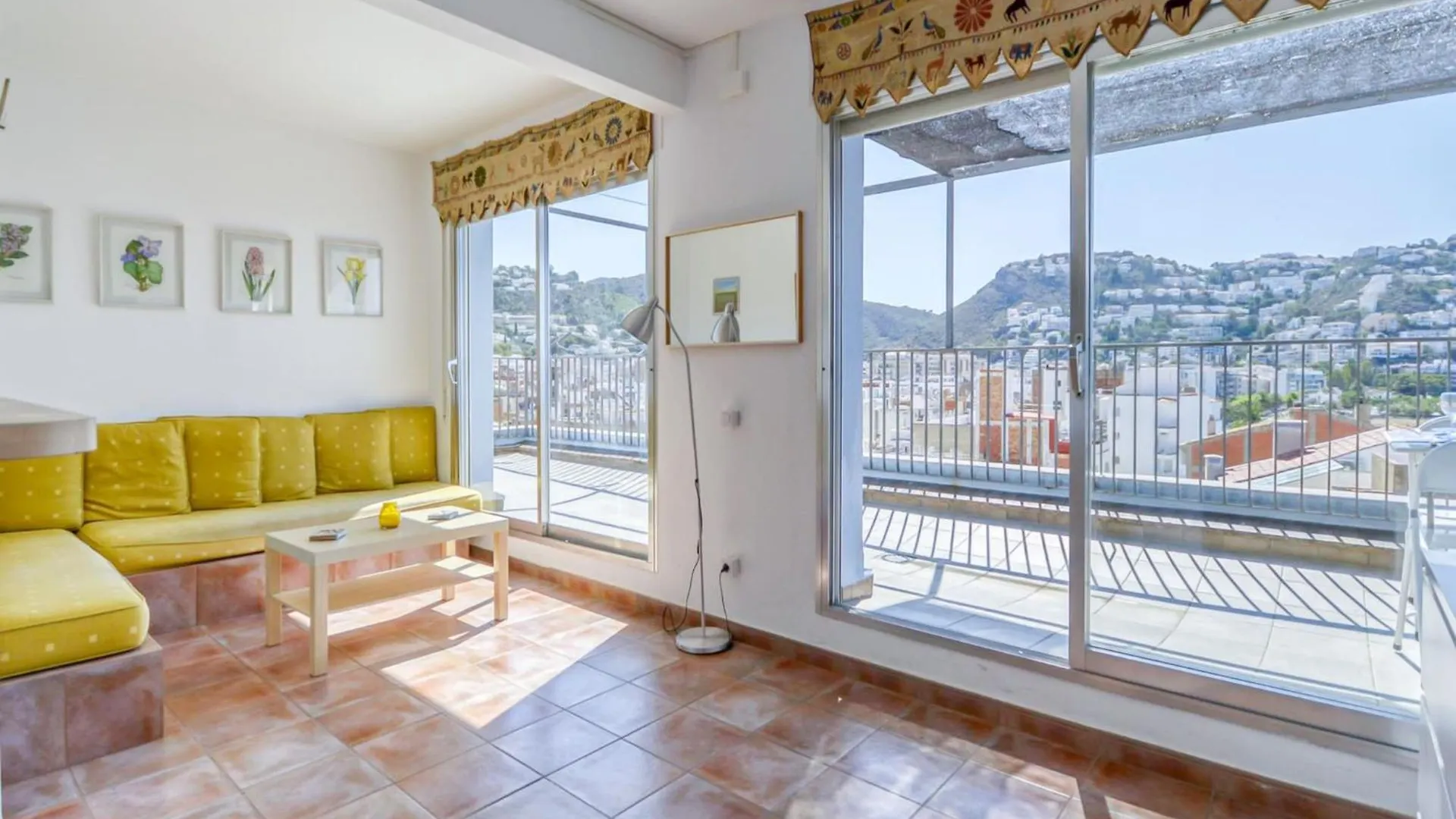 Pretty Apartment With Terrace Roses