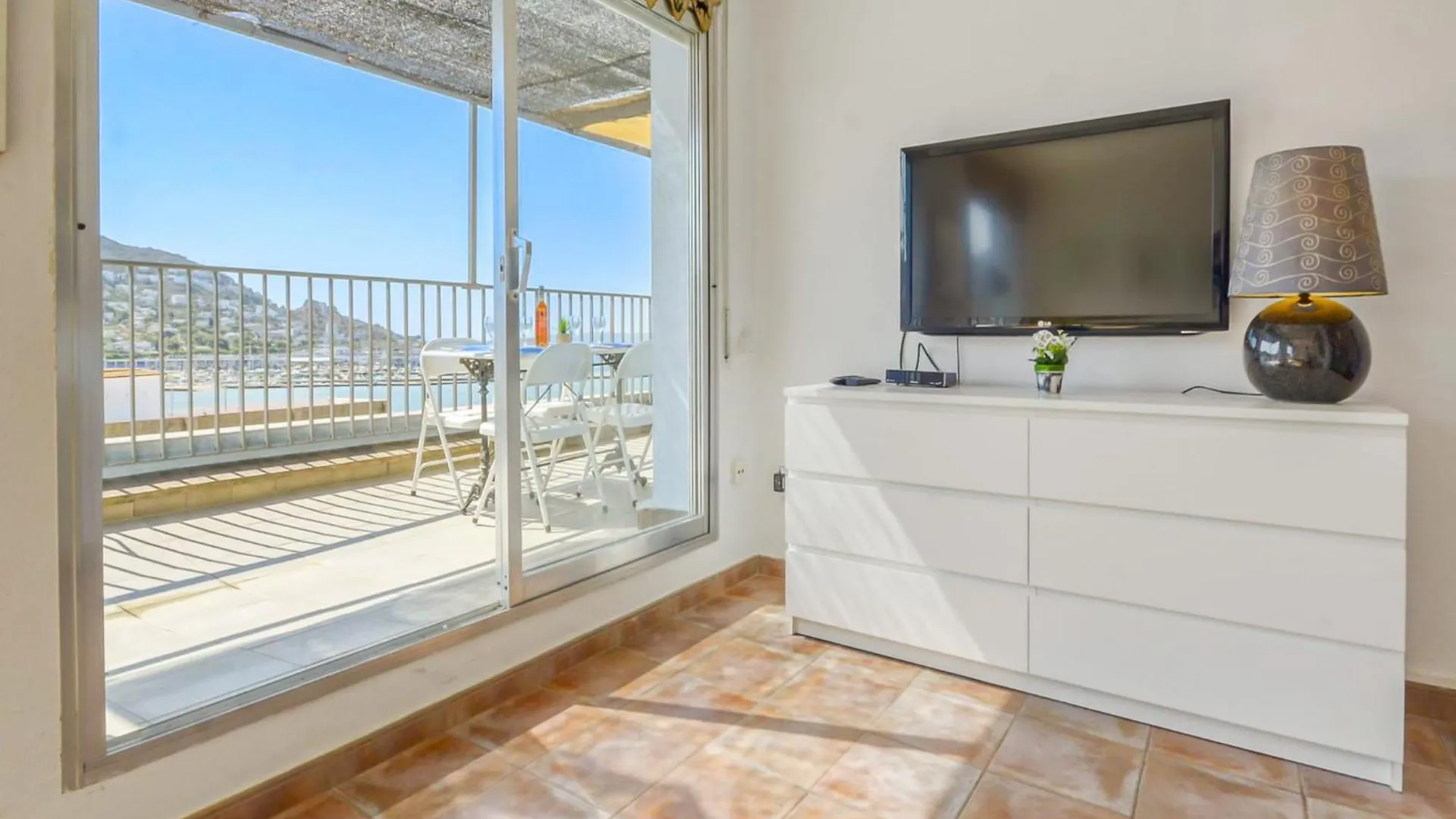 Pretty Apartment With Terrace Roses