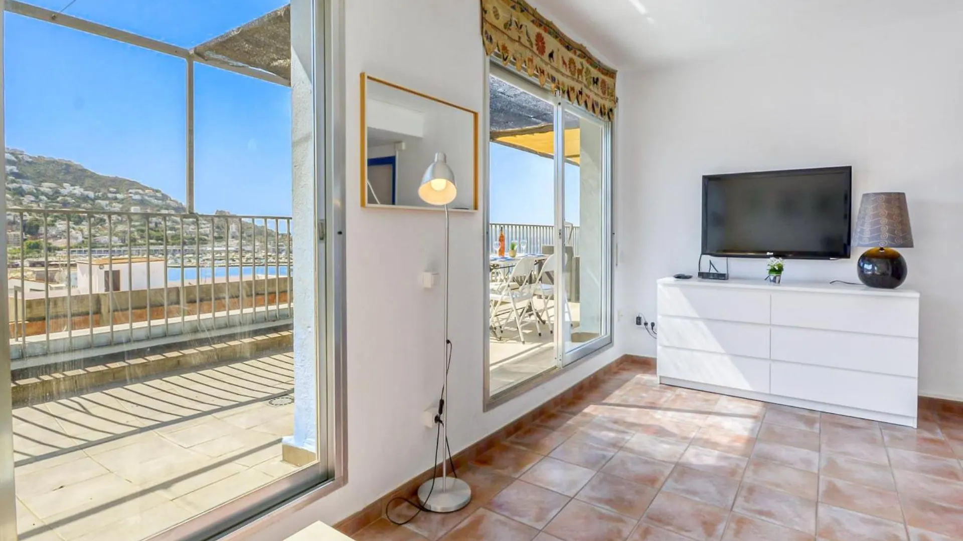 Pretty Apartment With Terrace Roses